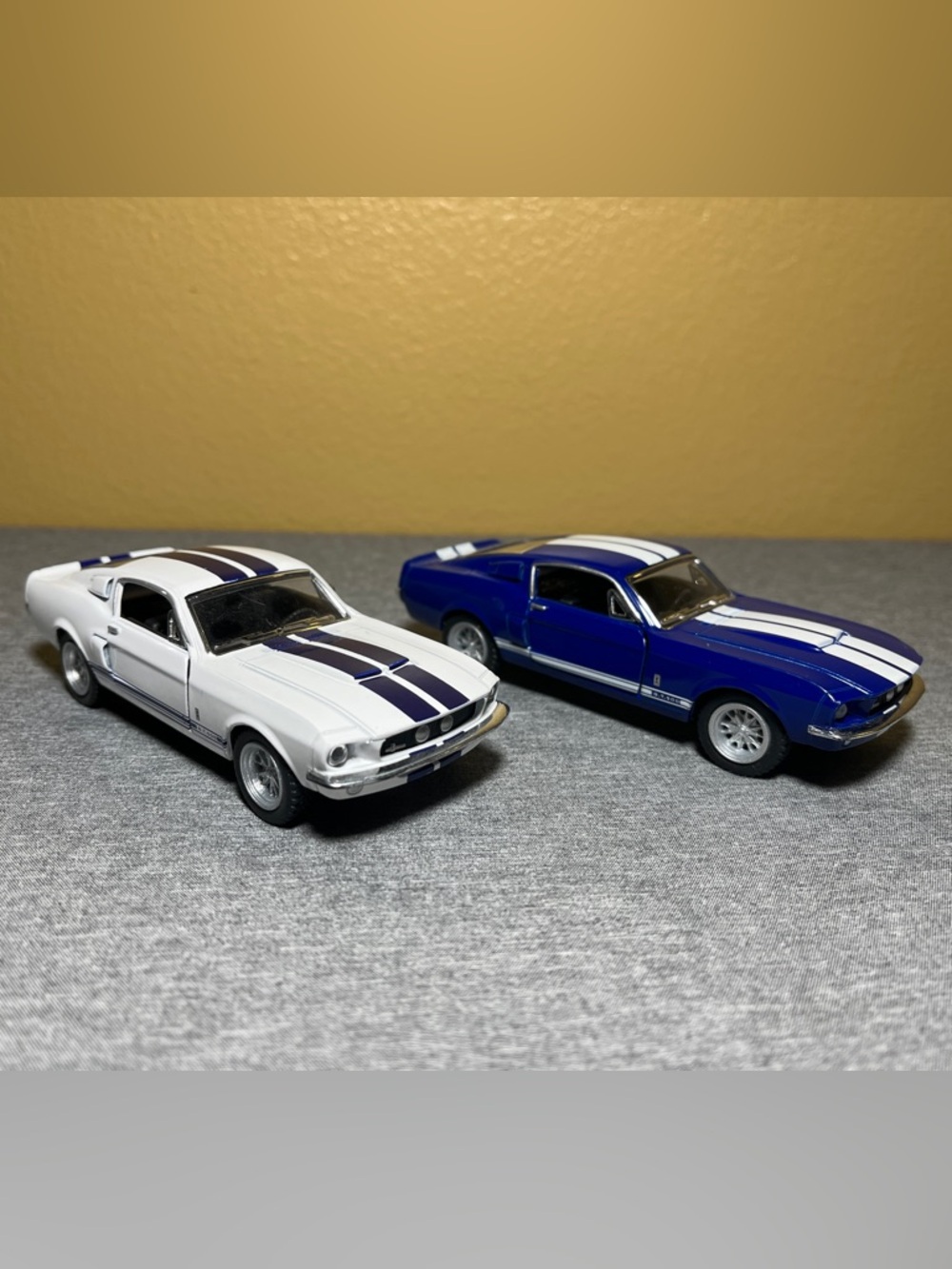 Two KINSMART KT5372 1967 Ford Shelby Mustang GT-500 1:38